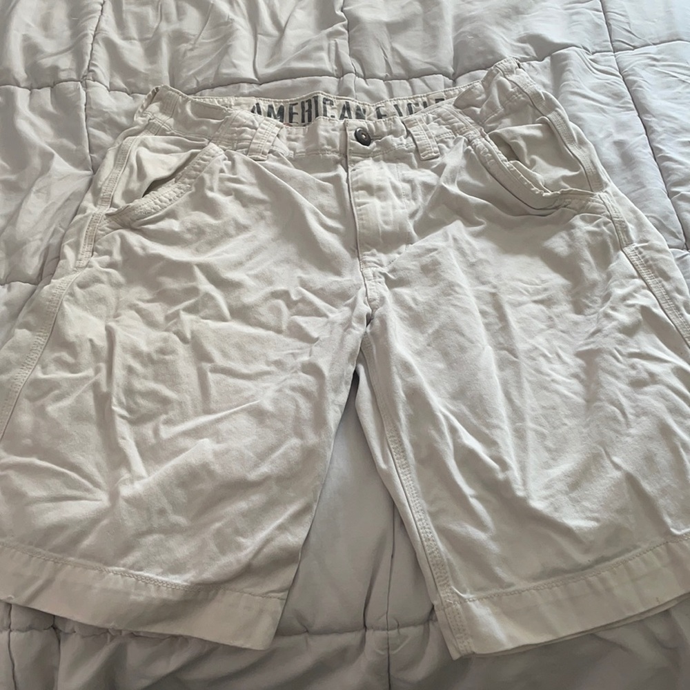 American Eagle Men’s cream cotton shorts size 32